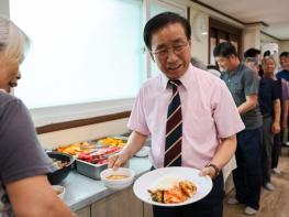 김문근 단양군수, 농번기 공동급식소 찾아 농업인과 현장 소통 기사 이미지
