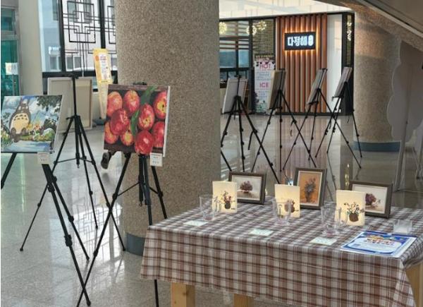 남원시 ‘반짝이는 마음, 빛나는 작품’ 발달장애인 보석 십자수 전시회 개최 기사 이미지