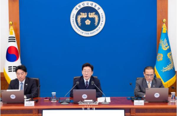 이 대통령 '더 낮은 자세로 더 세밀하게 국정 다듬어 갈 것' 기사 이미지